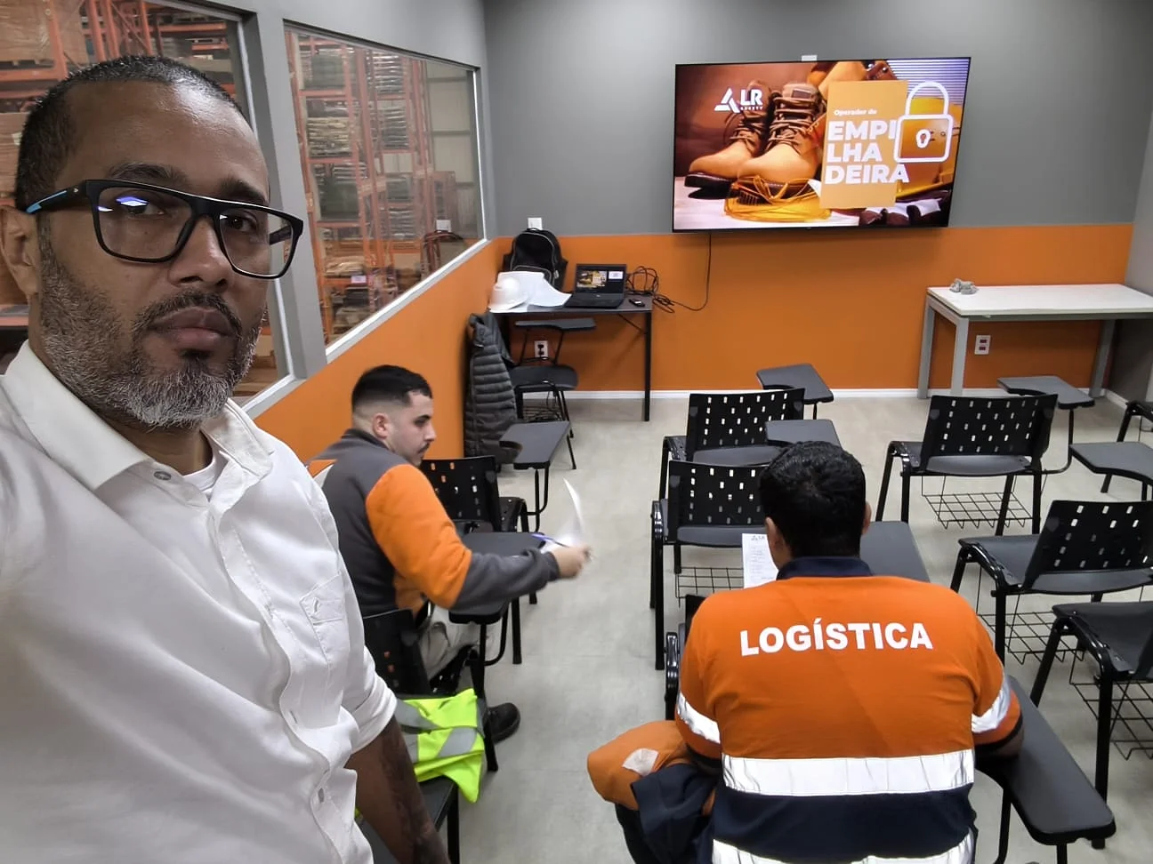 Treinamento da JML com equipe de logística em sala