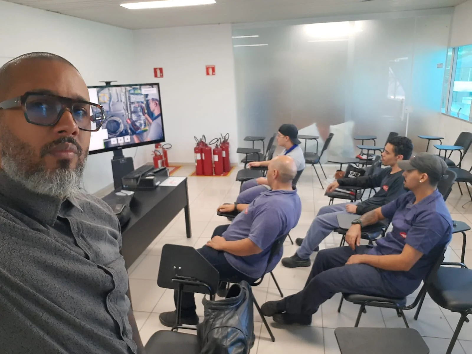 Instrutor da JML conduzindo treinamento presencial para colaboradores